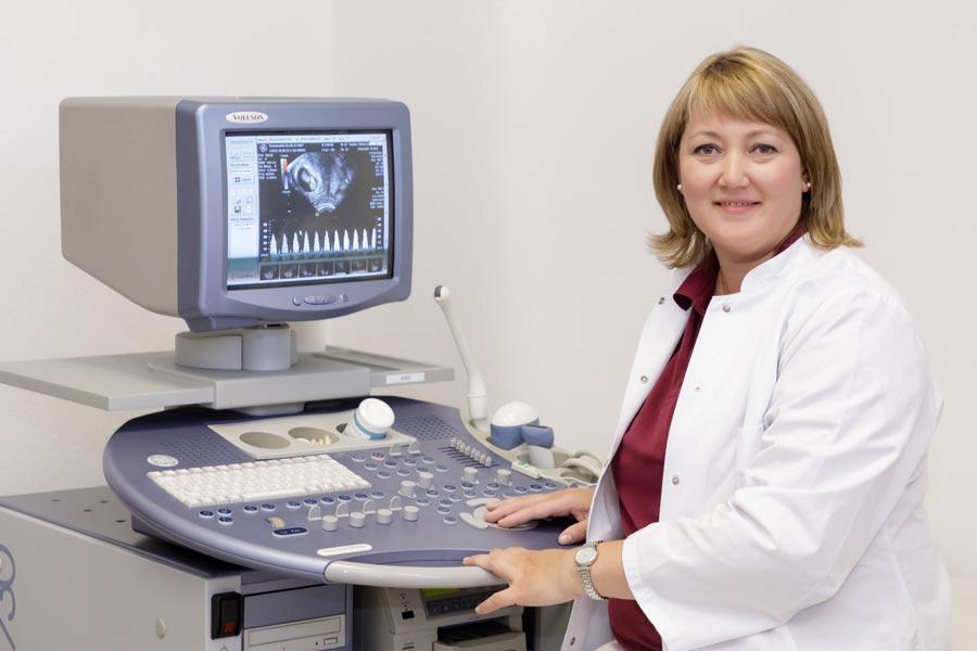 Frauenärztin Luba Weber am Ultraschallgerät